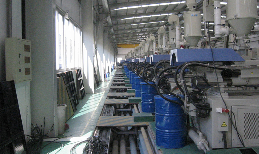 Distribution piping of injection molding machine